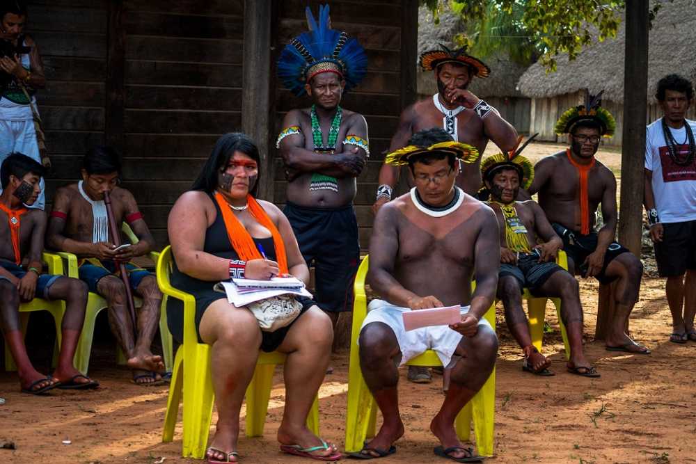 Tribal representatives read the Piraçu Manifesto aloud for the assembled crowd.